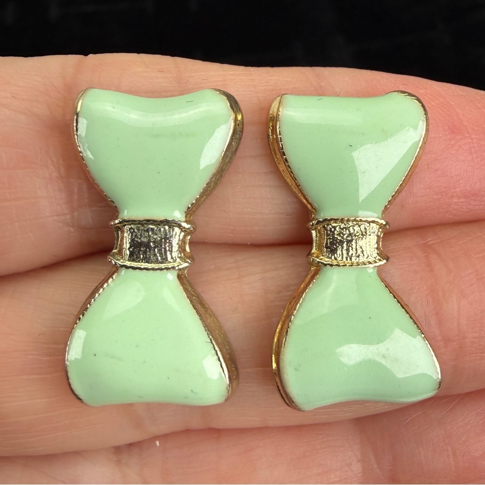Vintage light goldtone, pastel Blue green bow design pierced earrings - Picture 3 of 10
